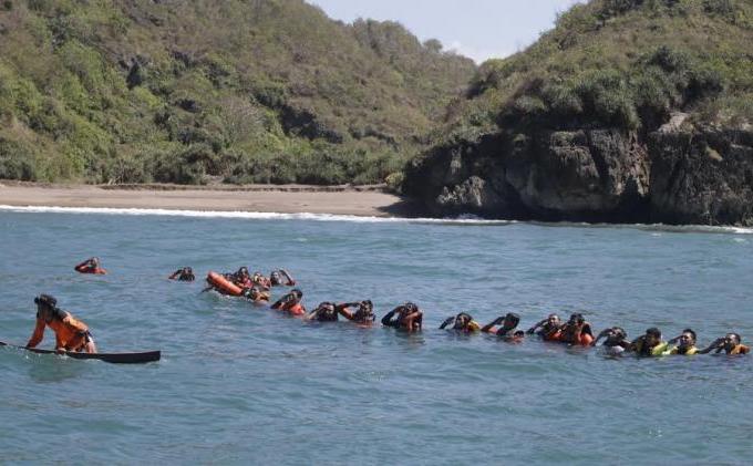 TRIBUN FOTO: Upacara di Tengah Laut Ala Tim SAR - baron_1.jpg