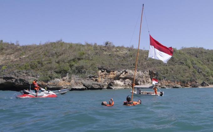 TRIBUN FOTO: Upacara di Tengah Laut Ala Tim SAR - baron_2.jpg