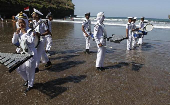 TRIBUN FOTO: Upacara di Tengah Laut Ala Tim SAR - baron_3.jpg
