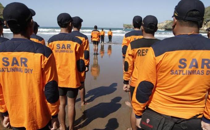 TRIBUN FOTO: Upacara di Tengah Laut Ala Tim SAR - baron_4.jpg