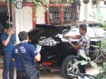 mobil_amin_rais_ditembak_21.jpg<pf>mobil_amin_rais_ditembak_proyektil_andro.jpg<pf>mobil_amin_rais_ditembak.jpg<pf>mobil_amin_rais_ditembak_proyektil_sikil_nto.jpg