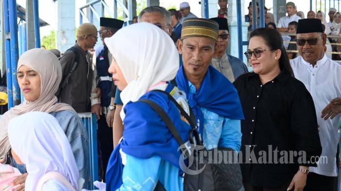 SOPIR NAIK HAJI - Aris, pria 39 tahun yang sehari-hari bekerja sebagai spoir logistik ini bersiap berangkat haji dari Malinau, Kalimantan Utara, Minggu (3/5/2026). Perjuangan jemaah haji yang menanti selama 12 tahun kini membuahkan hasil melalui fasilitasi Pemkab Malinau.