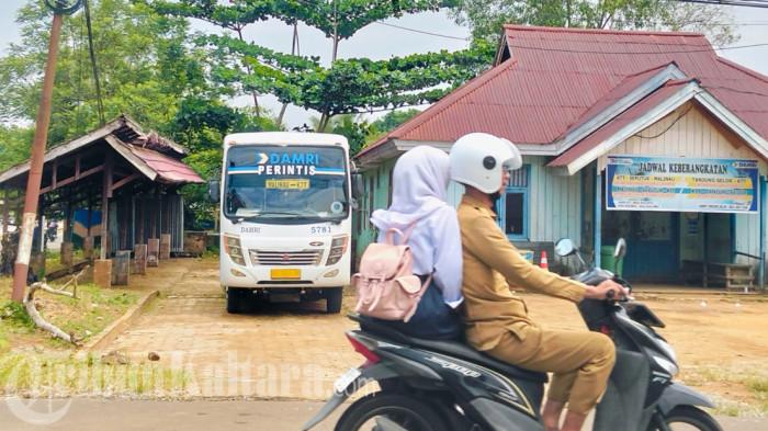 JADWAL DAMRI - Tampak Bus Damri yang akan berangkat melalui terminal di Jalan Perintis, Tideng Pale, Kecamatan Sesayap, KTT, Kaltara, Selasa (9/6/2026). Berikut ini Jadwal Damri dari Tana Tidung ke Tanjung Selor dan Malinau, yang dilengkapi tarif terbaru, pada Selasa 9 Juni 2026.  (TribunKaltara.com / Rismayanti)