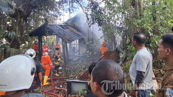 KEBAKARAN RUMAH KOSONG - Petugas Damkar berupaya memadamkan kobaran api dalam insiden kebakaran yang terjadi di rumah kosong, RT 4 Kelurahan Gunung Lingkas, Tarakan, Kalimantan Utara, Senin (6/4/2026) sekira pukul 15.30 WITA.