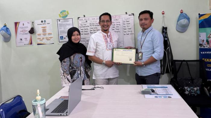 DILINDUNGI BPJS - Penyerahan sertifikat kepesertaan BPJS Ketenagakerjaan dari BPJS Ketenagakerjaan Bulungan kepada SPPG Yayasan Amanah Aksi Insani (YAAI), Jumat (7/11/2025).
Dengan demikian setiap pekerja yang terlibat di SPPG YAAI akan dilindungi BPJS Ketenagakerjaan.
