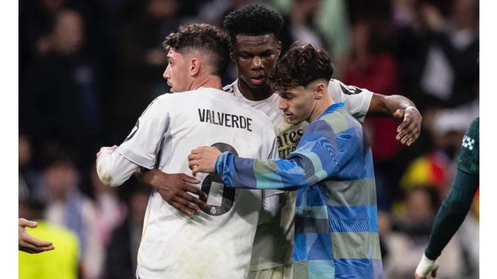 PERKELAHIAN - Gelandang Real Madrid, Federico Valverde dan  Aurelien Tchouameni berpelukan saat merayakan kemenangan tim di musim 2025/2026. Dua andalan Los Blancos ini dikabarkan terlibat perkelahian saat sesi latihan di Valdebebas, Kamis (7/5/2026)