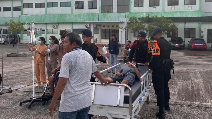 RESPONS CEPAT - Aksi sigap personel Sat Brimob Polda Kaltara saat gempa mengguncang Tarakan, Sabtu (8/11/2025) pukul 16.56 WITA. Polri merespons cepat bantuan kepada masyarakat, mulai dari evakuasi, patroli, hingga pemeriksaan kesehatan.