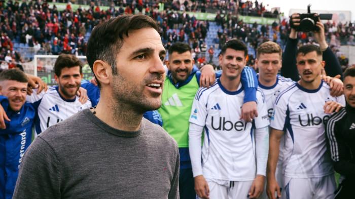 Pelatih Como 1907, Cesc Fabregas memberikan instruksi kepada anak asuhnya pada pertandingan Liga Italia Serie A musim 2025/2026.
