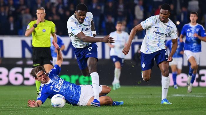 CURI PANGGUNG - Aksi Marcus Thuram melewati Nico Paz yang tersungkur di tanah pada laga Como vs Inter Milan, giornata 32 Liga Italia Serie A, di Stadion Giuseppe Sinigaglia, Senin (13/4/2026). Marcus Thuram dan Denzel Dumfries berhasil mencuri panggung Nico Paz setelah membawa Nerazzurri comeback dengan skor akhir 4-3.