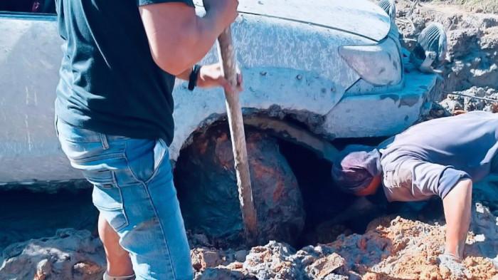 ‎TRANSPORTASI TERBATAS - Kondisi infrastruktur jalan di wilayah terluar Kabupaten Malinau, Kalimantan Utara. Perbaikan akses darat merupakan kunci keberhasilan pemerataan distribusi BBM ke wilayah 3T.