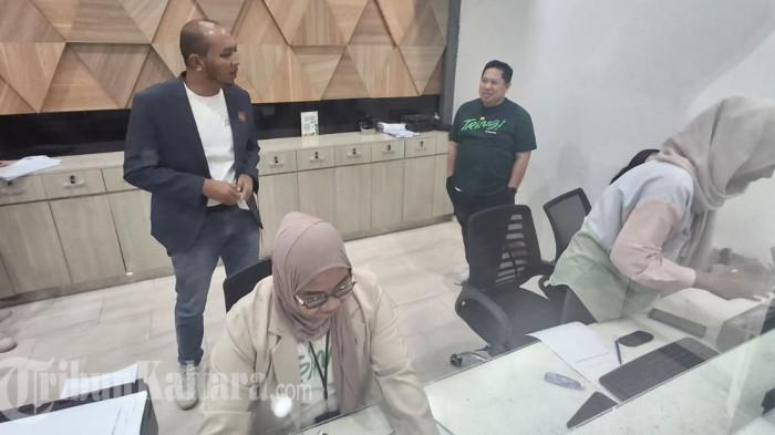 MAKSIMALKAN PELAYANAN - Feri Andika Syah Putra Pelawi, Deputy Bisnis PT Pegadaian Area Tarakan saat mengecek kesigapan petugas pelayanan dan melakukan koordinasi terkait pelayanan selama momentum Ramadan 1447 Hijriah. Pegadaian juga memastikan layanan digital melalui aplikasi Trings tetap aktif melayani nasabah saat libur lebaran.