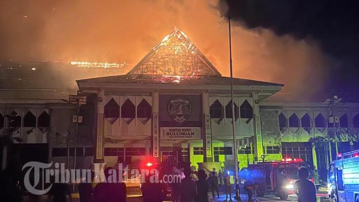 KEBAKARAN KANTOR BUPATI - Kebakaran terjadi di Kantor Bupati Bulungan, Kalimantan Utara, Api tampak membumbung di atap gedung utama, Rabu (20/5/2026).