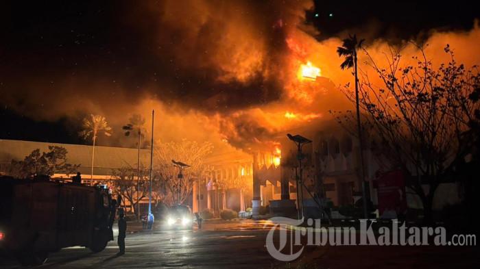 KEBAKARAN KANTOR BUPATI - Petugas pemadam kebakaran berupaya memadamkan api yang menghanguskan Kantor Bupati Bulungan, di Tanjung Selor, Kalimantan Utara, Rabu (20/5/2026) malam.