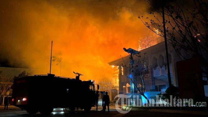 KEBAKARAN KANTOR BUPATI - Petugas pemadam kebakaran berupaya memadamkan api yang menghanguskan Kantor Bupati Bulungan, di Tanjung Selor, Kalimantan Utara, Rabu (20/5/2026) malam.