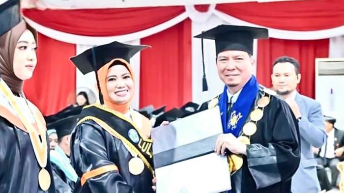 201125 Ketua DPRD Kaltara hadir wisuda UBT 02
