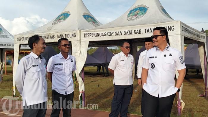 MAKSIMALKAN UMKM LOKAL - Bupati Tana Tidung Ibrahim Ali bersama rombongan mengecek persiapan Festival Tari Pesisir dan Pedalaman di RTH Djoesoef Abdullah, Jalan Perintis, Tideng Pale, Kecamatan Sesayap, Kabupaten Tana Tidung, Kaltara, Rabu (19/11/2025). Bupati menyiapkan 99 gerai UMKM lokal tanpa dipungut biaya. (TribunKaltara.com/Rismayanti)