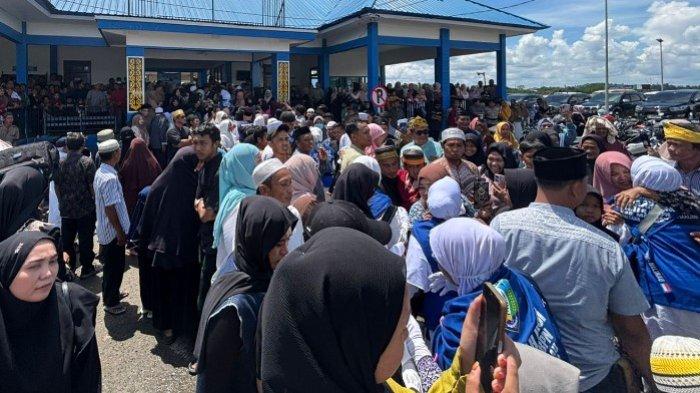 MENANTI KETIBAAN - Jemaah haji asal Malinau saat diberangkatkan menuju asrama transit menuju Tanah Suci, Sabtu (10/5/2025) lalu. Ketibaan jemaah Malinau dijadwalkan besok, Selasa (24/6/2025).
(TRIBUNKALTARA.COM / MOHAMMAD SUPRI)