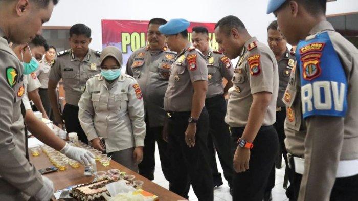 POLRES NUNUKAN - Tes urine mendadak dilakukan terhadap anggota pada satuan fungsi Pejabat Utama (PJU) di Polres Nunukan, Selasa (4/3/2026). (TribunKaltara.com/Istimewa-Ipda Sunarwan).