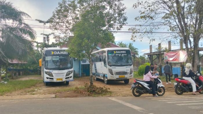 JADWAL DAMRI - Tampak dua unit Bus Damri rute KTT-Malinau saat berada di Pool Damri, Jalan Perintis, Tideng Pale, Kecamatan Sesayap, KTT, Kaltara, Senin (20/4/2026). Simak info Bus Damri hari ini, Senin (20/4/2026), jangan lupa catat Jadwal Damri dan tarif dari Tana Tidung ke Malinau, Kalimantan Utara ( Kaltara ). (TribunKaltara.com /Rismayanti)