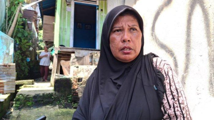 BERI PENJELASAN - Ketua RT 5 Mulyani saat diwawancarai media, Kamis (9/4/2026). Ia menjelaskan bawa total ada tiga titik rawan longsor di RT 5 Kelurahan Lingkas Ujung Kota Tarakan. Salah satunya di titik longsor yang meluluhlantakkan dapur rumah Salma.TRIBUNKALTARA. COM/ANDI PAUSIAH