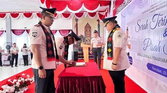 SERTIJAB KALAPAS NUNUKAN - Donny Setiawan resmi menggantikan Puang Dirham dalam prosesi serah terima jabatan yang berlangsung khidmat di Aula Lapas Kelas IIB Nunukan, Kamis (23/4/2026). Pergantian ini menandai awal kepemimpinan baru dengan komitmen memperkuat pembinaan warga binaan secara humanis.(TribunKaltara.com/Fatimah Majid)