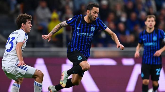 MELAJU KE FINAL - Aksi Hakan Calhanoglu melewati penjagaan Maximo Perrone pada pertandingan Inter Milan vs Como, leg kedua semifinal Coppa Italia, di Stadion Giuseppe Meazza, Rabu (22/4/2026). Nerazzurri berhasil melaju ke final setelah menang comeback dramatis dengan skor akhir 3-2.