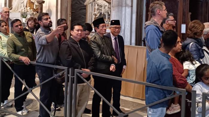 Momen Menteri Agama Nasaruddin Umar Antre Ziarah ke Makam Paus Fransiskus di Roma