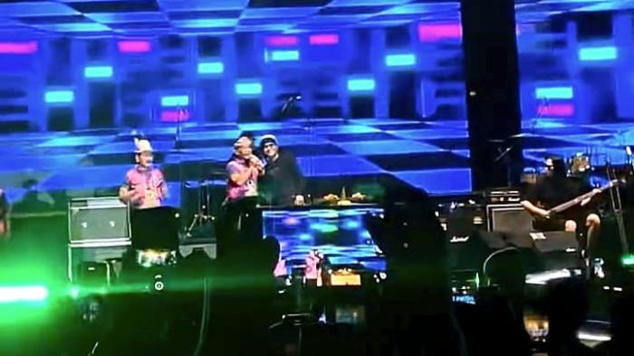 MERIAH - Acara penutupan Benuanta Fest 2K25 di Kebun Raya Bundayati Tanjung Selor Sabtu (15/11/2025). Penampilan Jamrud menutup dengan menghibur belasan ribu warga yang memadati lapangan. (tribunkaltara.com)