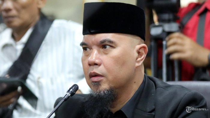 DHANI ADOPSI ANAK - Anggota DPR fraksi Gerindra Ahmad Dhani mengikuti sidang etik di Mahkamah Kehormatan Dewan DPR, Kompleks Parlemen, Senayan, Jakarta, Rabu (7/5/2025). Ahmad Dhani dan istrinya, Mulan Jameela adopsi anak perempuan dari Solo, Jawa Tengah diberi nama Siti Aminah.