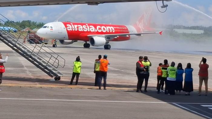 PESAWAT AIR ASIA- Pesawat Air Asia saat tiba di apron Bandara Juwata Tarakan, Kalimantan Utara hari ini, Rabu (30/10/2025) sekitar pukul 10.20 WITA.