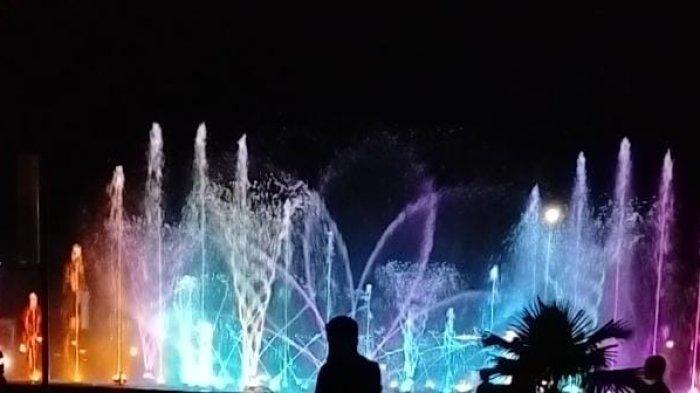 WISATA AKHIR PEKAN - Air mancur menari di RTH Djoesoef Abdullah Jl Perintis, Tideng Pale, Kecamatan Sesayap, Kabupaten Tana Tidung, Kaltara saat dinyalakan Sabtu (21/6/2025). Air mancur menari nyala setiap malam Minggu. (TribunKaltara.com/Rismayanti)