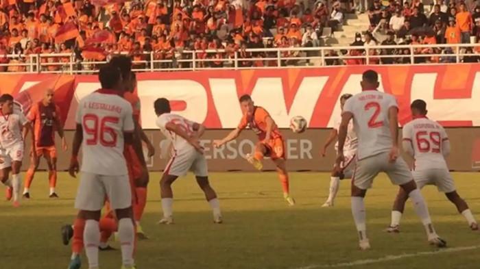 PEMAIN TERBAIK - Aksi Mariano Peralta (orange) saat Borneo FC bantai Malut United di Samarinda, pada Sabtu 23 Mei 2026. Cek daftar lengkap pemain yang meninggalkan Borneo FC di Super League, menarik juga menanti masa depan Mariano Peralta bareng Pesut Etam. (TribunKaltim.co/Nevri)