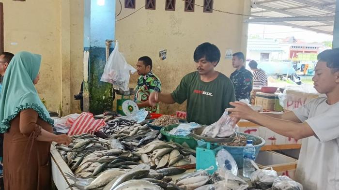 STABILITAS HARGA - Aktivitas pemantauan harga bahan pangan pokok di Pasar Induk Kabupaten Malinau, beberapa waktu lalu. Petugas mengawasi pergerakan pasokan komoditas bumbu dapur dan daging agar tetap berada di zona aman guna menjaga stabilitas harga jelang hari raya keagamaan. (TRIBUNKALTARA.COM/MOHAMMAD SUPRI)