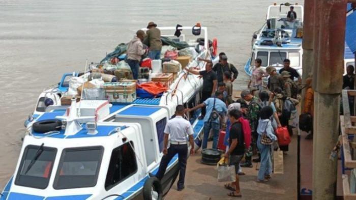 SUASANA PELABUHAN MALINAU - Aktivitas pengguna jasa di Pelabuhan Speedboat Malinau 2026. 
(TRIBUNKALTARA.COM / MOHAMMAD SUPRI)