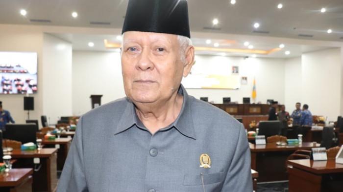 BERI PERNYATAAN - Anggota Komisi IV DPRD Kaltara Ruman Tumbo saat diwawancarai media hari ini, Selasa (18/11/2025) (TribunKaltara.com / Desi Kartika)