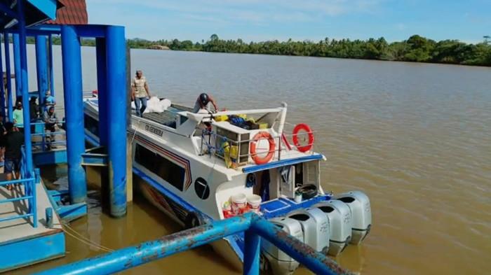 JADWAL SPEED – Armada speedboat reguler di Pelabuhan Kayan II tengah bersiap bertolak menuju Tarakan, Minggu (10/8/2025). (TribunKaltara.com / Desi Kartika Ayu Nuryana)