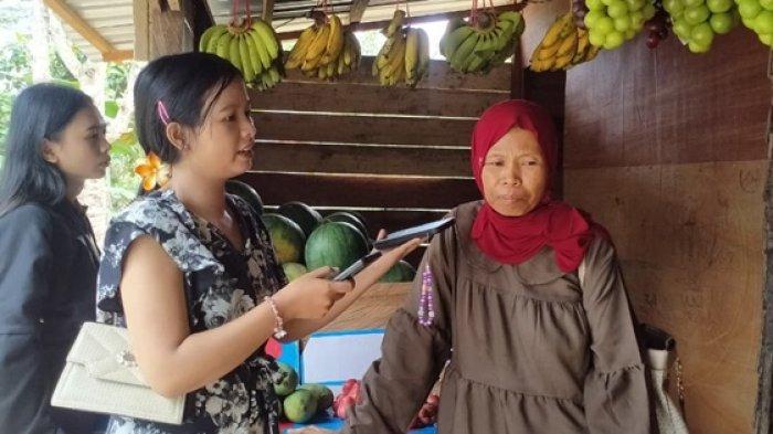 PENJUAL BUAH - Siti (pakai jilbab), saat ditemui TribunKaltara.com di Jumat (24/10/2025). Setiap hari Siti jualan buah di bilangan Jl Agatis, Tanjung Selor, Kaltara.