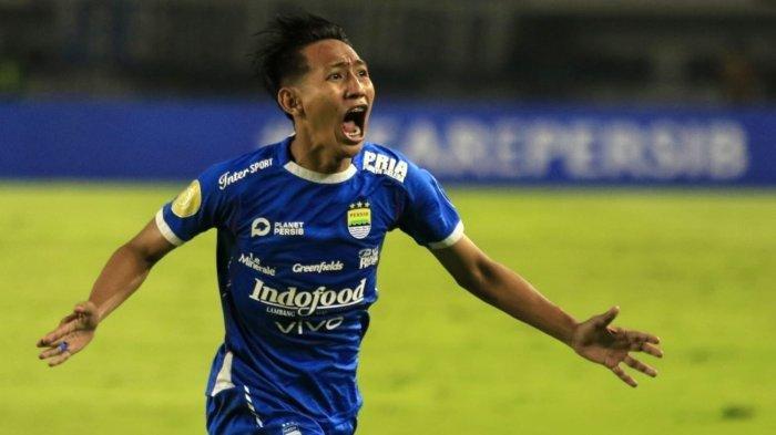 BECKHAM NYESAL - Foto dokumen pemain Persib Bandung, Beckham Putra melakukan selebrasi setelah mencetak gol ke gawang Bali United pada pertandingan lanjutan Liga 1 2024-2025, di Stadion Gelora Bandung Lautan Api (GBLA), Gedebage, Kota Bandung, Jawa Barat, Jumat (18/4/2025). Setelah keok di markas Persijap Jepara, kini ada tim yang bikin repot Persebaya dan Arema FC tunggu Beckham Putra Nugraha dan kolega di pekan ke-3 Super League.