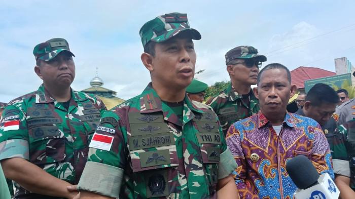 DANREM MAHARAJALILA - Danrem 092/Maharajalila Brigjen TNI Mohammad Sjahroni saat diwawancarai wartawan di Makodim 0903/Bulungan, Selasa (02/09/2025). Brigjen TNI Mohammad Sjahroni adalah Jenderal latar Kopassus ketiga yang pimpin Korem 092 Maharajalila.