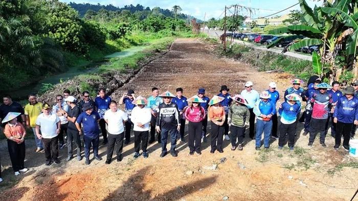 TANAM JAGUNG - Bupati Malinau Wempi W Mawa saat menanam bibit jagung unggul di lahan Pemkab Malinau, Sabtu (9/5/2026). Aksi nyata Pemkab Malinau ini sukses mengubah lahan tidur menjadi sumber baru ketahanan pangan dan lapangan kerja masyarakat.
(TRIBUNKALTARA.COM/HO-HUMAS PEMKB MALINAU-JAMSEN)