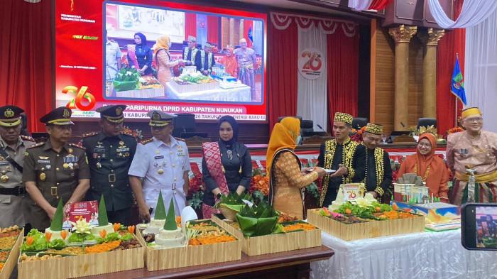 HUT KE-26 NUNUKAN - Bupati Nunukan Irwan Sabri berikan potongan tumpeng kepada Ketua DPRD Nunukan, Rahma Leppa seusai sidang Paripurna dalam rangka HUT ke-26 Nunukan, Minggu (12/10/2025), siang.
TRIBUNKALTARA.COM/FEBRIANUS FELIS