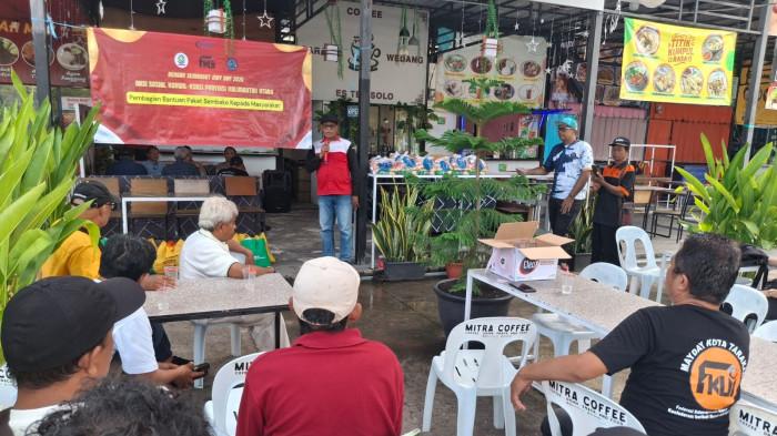 BAGI SEMBAKO - May Day di Tarakan juga dilaksanakan pembagian sembako kepada para pekerja di Tarakan, Jumat (1/5/2026). 
Kegiatan dilaksanakan Konfederasi Serikat Buruh Seluruh Indonesia (KSBSI) Provinsi Kaltara menghadirkan perwakilan Polres Tarakan, anggota DPRD Kaltara, Supaad Hadianto, FKUI, Kepala Dinas Ketenagakerjaan Kota Tarakan, pekerja ojol, tukang parkir hingga petugas kebersihan.