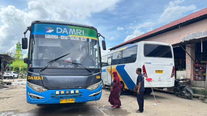 JADWAL BUS DAMRI - Aktivitas di terminal Bus Damri Tanjung Selor Kabupaten Bulungan setiap harinya menuju rute tujuan di Provinsi Kalimantan Utara.