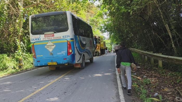 ARUS LALULINTAS KEMBAL NORMAL Kondisi arus lalulintas kendaraan kembali normal, pasca proses evakuasi berlangsung di Poros Sempayang Kecamatan Malinau Barat, Malinau Kalimantan Utara. Peristiwa kecelakaan ini sempat menghambat arus kendaraan sebelum jalur dibuka kembali.