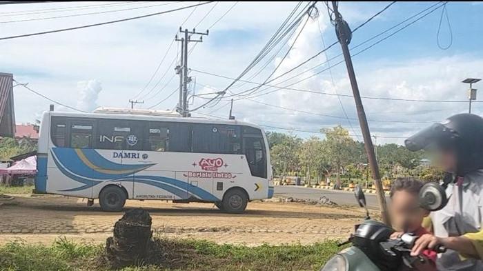 JADWAL DAMRI - Tampak Bus Damri rute KTT-Malinau yang akan berangkat melalui terminal di Jalan Perintis, Tideng Pale, Kecamatan Sesayap, KTT, Kaltara, Rabu (3/6/2026). Jangan lupa cek tiket Damri Tana Tidung ke Malinau pada Rabu 3 Juni 2026, yang menyediakan dua jadwal keberangkatan per hari. (TribunKaltara.com /Rismayanti)
