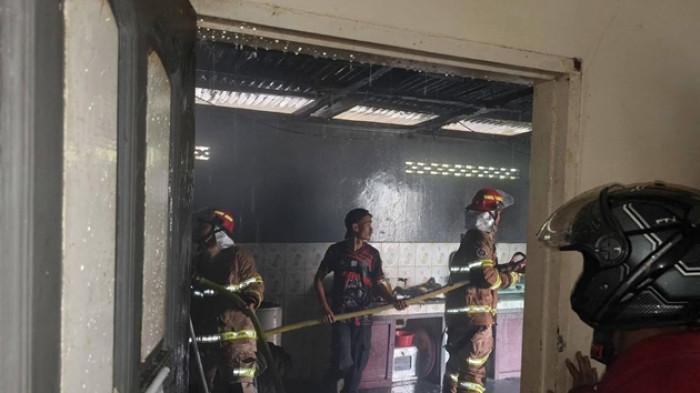 Damkar Sektor Sebatik Utara melakukan proses pendinginan usai memadamkan kebakaran