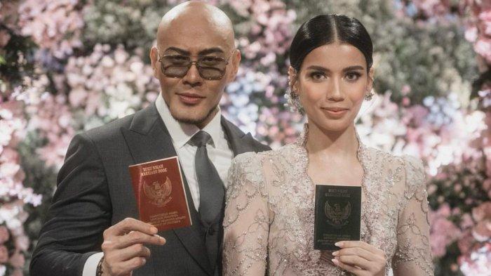 ISU CERAI - Pasangan selebritas Deddy Corbuzier dengan Sabrina Chairunnisa yang resmi menikah pada Senin (6/6/2022). Setelah tiga tahun menikah, rumah tangga pasangan ini diisukan retak usai Sabrina menghapus nama Mrs Corbuzier di bio Instagram-nya.