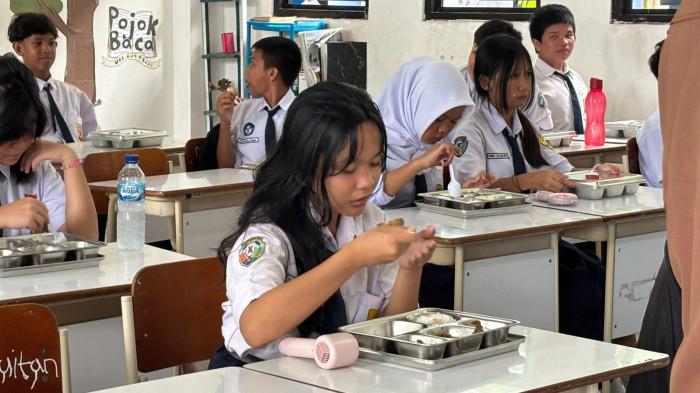 STANDAR GIZI – Distribusi makanan MBG kepada siswa sesuai jam istirahat sekolah, Senin (04/08/2025). Program MBG perdana digelar di Malinau hari ini.
(TRIBUNKALTARA.COM / MOHAMMAD SUPRI)