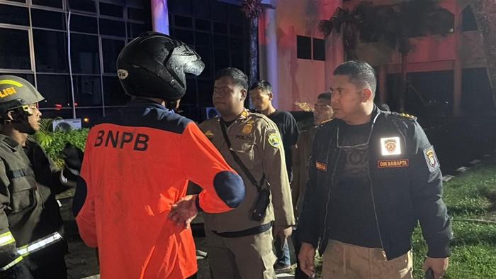 Ditsamapta Polda Kaltara bergerak cepat membantu pemadaman kebakaran Kantor Bupati Bulungan