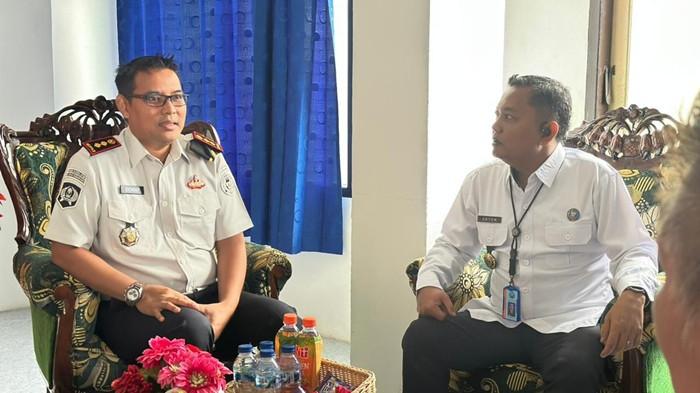 Donny Setiawan (kiri), bersama Anton Suriyadi Siagian (kanan)